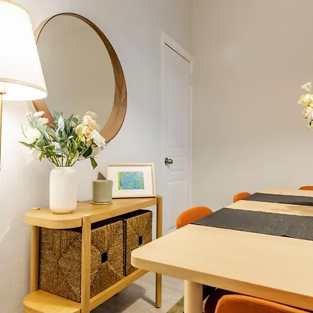Apartment Chic And Roomy Flat Near Citys Nisantasi Mall